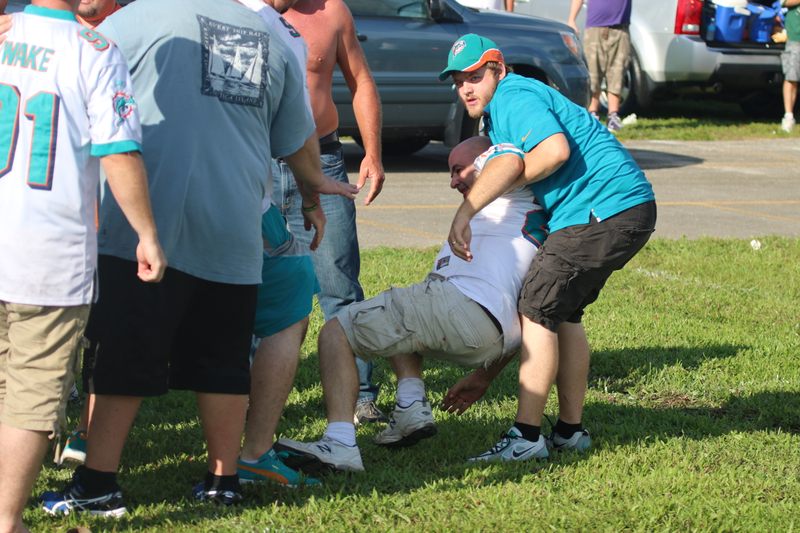 Illustration for article titled Photos: Dolphins, Packers Fans Brawl In Parking Lot